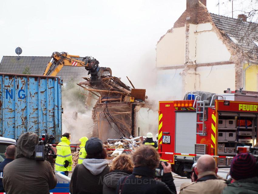 Hausexplosion Bruehl bei Koeln Pingsdorferstr P552.JPG